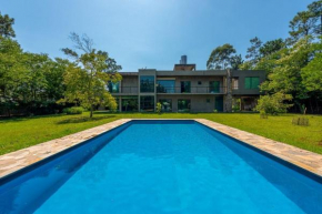 Chácara com jardim e piscina no alto da serra